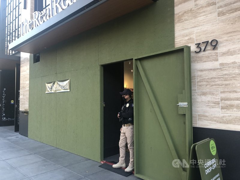 以木板包覆玻璃門窗、商店門口警衛站立，這是今年舊金山灣區特殊的耶誕景象，並衝擊疫後待復甦的零售業。中央社記者周世惠舊金山攝  110年12月19日