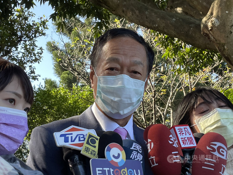 鴻海創辦人郭台銘19日指出,公投包含兩大能源議題,不論人民用什麼思維做出決定,可以確定的是,明年一定缺電。中央社記者蔡芃敏攝 110年12月19日
