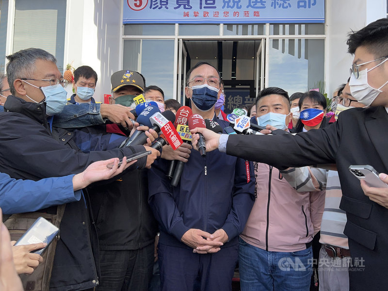 國民黨台中市第2選區立委補選參選人顏寬恒(中右)19日上午在沙鹿區成立競選總部,國民黨主席朱立倫(中)前來加油打氣;對於公投結果不如預期,朱立倫說,一定要繼續努力、加油,絕對不會氣餒。中央社記者郝雪卿攝 110年12月19日