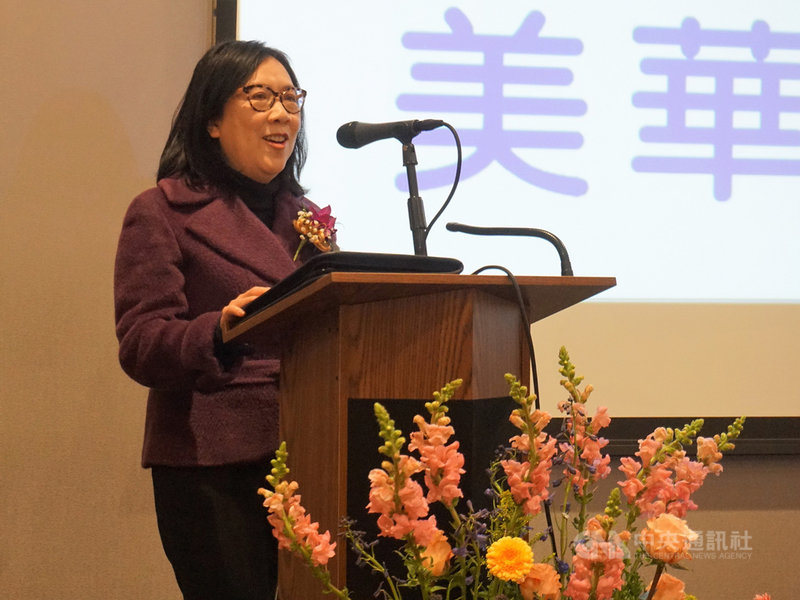 加州金融監理機關官員洛克(Sukyee Lok)在美華銀行公會的聚會上擔任講者,主講加州銀行現況及金融法規。中央社記者林宏翰洛杉磯攝 110年12月19日