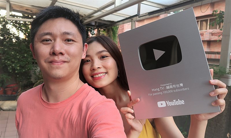 阮秋姮（右）和先生John（左）創立的Youtube頻道「Hang TV－越南夯台灣」早已突破10萬訂閱人數，成為熱門YouTuber。（阮秋姮提供）