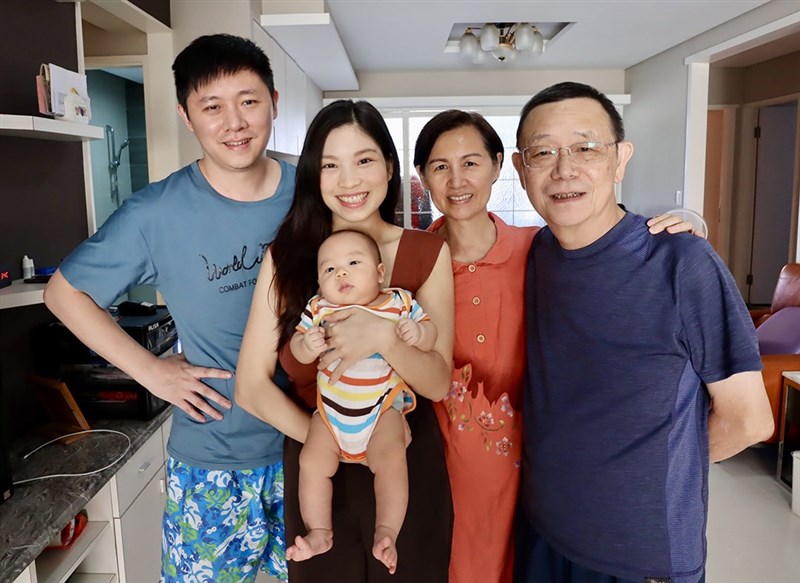 阮秋姮和丈夫John、婆婆、公公和兒子一家五口幸福生活，她笑言：「我跟婆婆的關係很好，老公其實沒有那麼老。在台灣，我過得非常幸福，也算一種宣傳吧？」（阮秋姮提供）