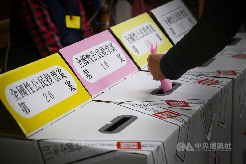 四大公投案結果出爐,重啟核四、反萊豬、公投綁大選、三接遷離案不同意票都高於同意票,全都未通過。中央社記者王騰毅攝 110年12月18日