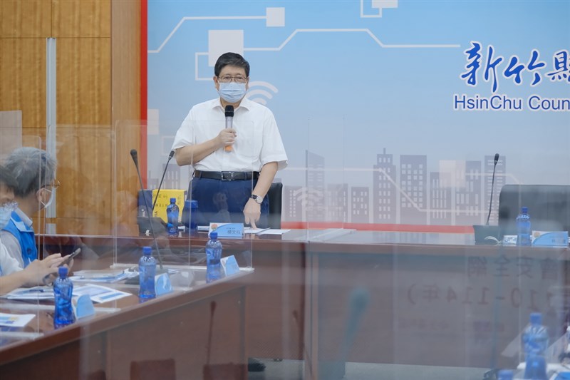 新竹縣長楊文科(後)19日表示,新竹縣市合併升格必須經過公開討論、取得共識,若強硬合併會受到民意反撲。(新竹縣政府提供)