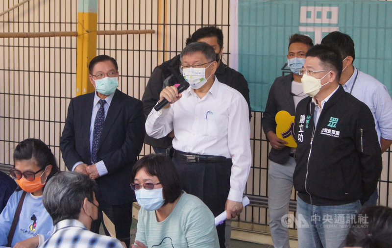 台灣民眾黨主席、台北市長柯文哲(持麥克風者)19日前往彰化縣員林市,參加民眾黨彰化縣黨部主委張雪如舉辦的第8屆寒冬圍爐「千人饗宴」登記活動,由於活動經費還有新台幣150萬元的缺口,柯文哲呼籲各界發揮愛心捐款。中央社記者吳哲豪彰化攝 110年12月19日
