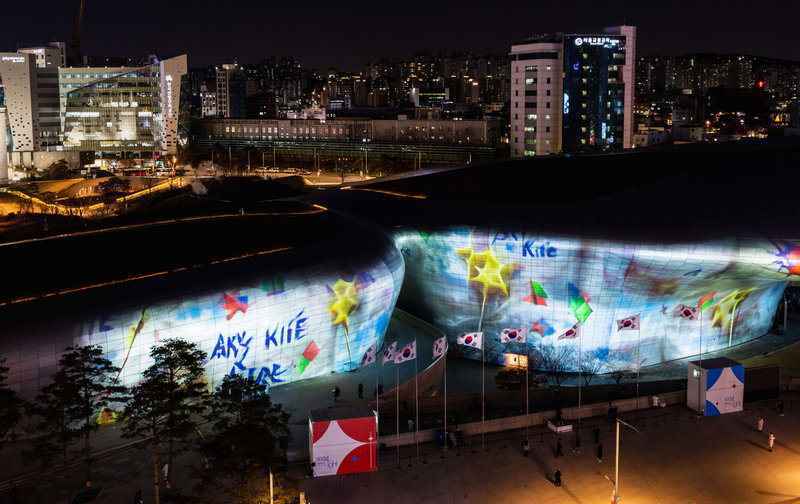 由首爾設計財團主辦的Seoul Light從12月17日至2022年1月2日在東大門設計廣場(DDP)登場。(首爾設計財團提供)中央社記者廖禹揚首爾傳真 110年12月19日