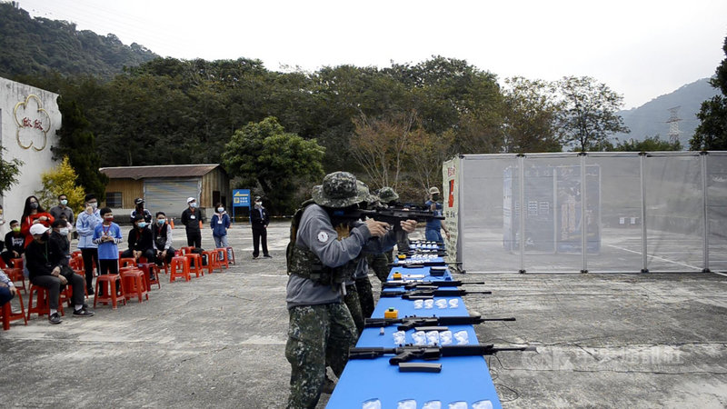 欣欣水泥嘉義工廠位於阿里山公路旁，主要股東為國軍退除役官兵輔導委員會，近年轉型「欣欣水泥森活園」，19日舉辦全民國防教育暨親子體驗活動，並安排環球科技大學軍事模擬研究社帶領民眾如何著裝、射擊等。中央社記者蔡智明攝  110年12月19日