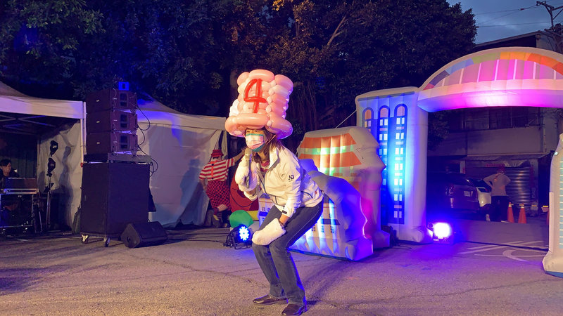 民進黨台中市第2選區立委補選參選人林靜儀19日在大肚萬興宮舉辦藝文親子季活動,戴上劇團特製的「4號魔法帽」和大、小朋友們同樂。(林靜儀競選總部提供)中央社記者郝雪卿傳真 110年12月19日