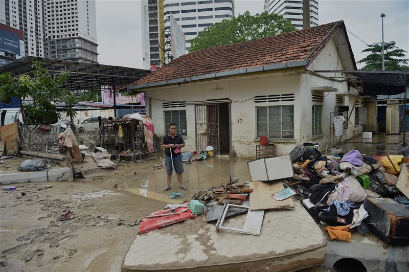 馬來西亞自17日起遭受豪雨侵襲，多地出現嚴重洪災。（法新社）
