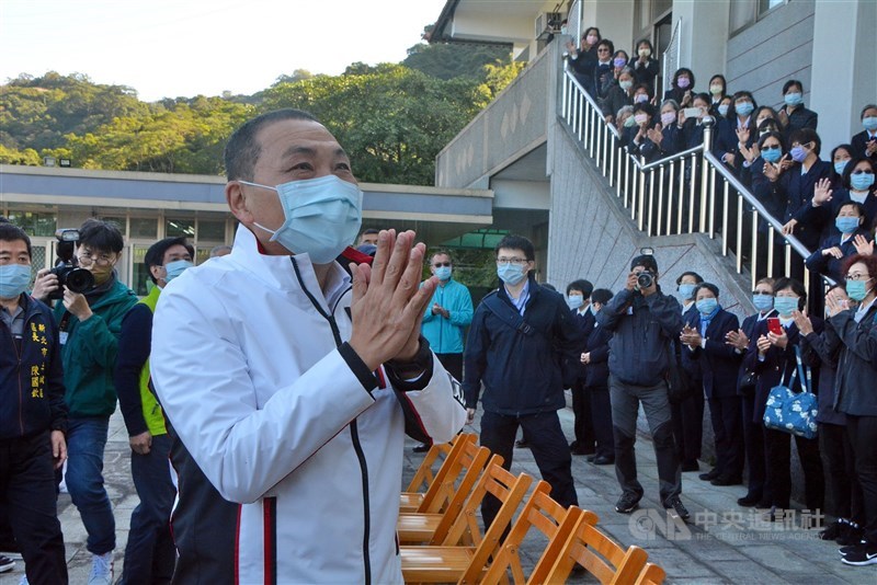 新北市長侯友宜（前左）19日至福山天惠堂祈福致詞時表示，大家應尊重公投結果並團結往前走，「包容才會讓國家更好」，離開時並向現場民眾合掌致意。 中央社記者黃旭昇新北攝 110年12月19日