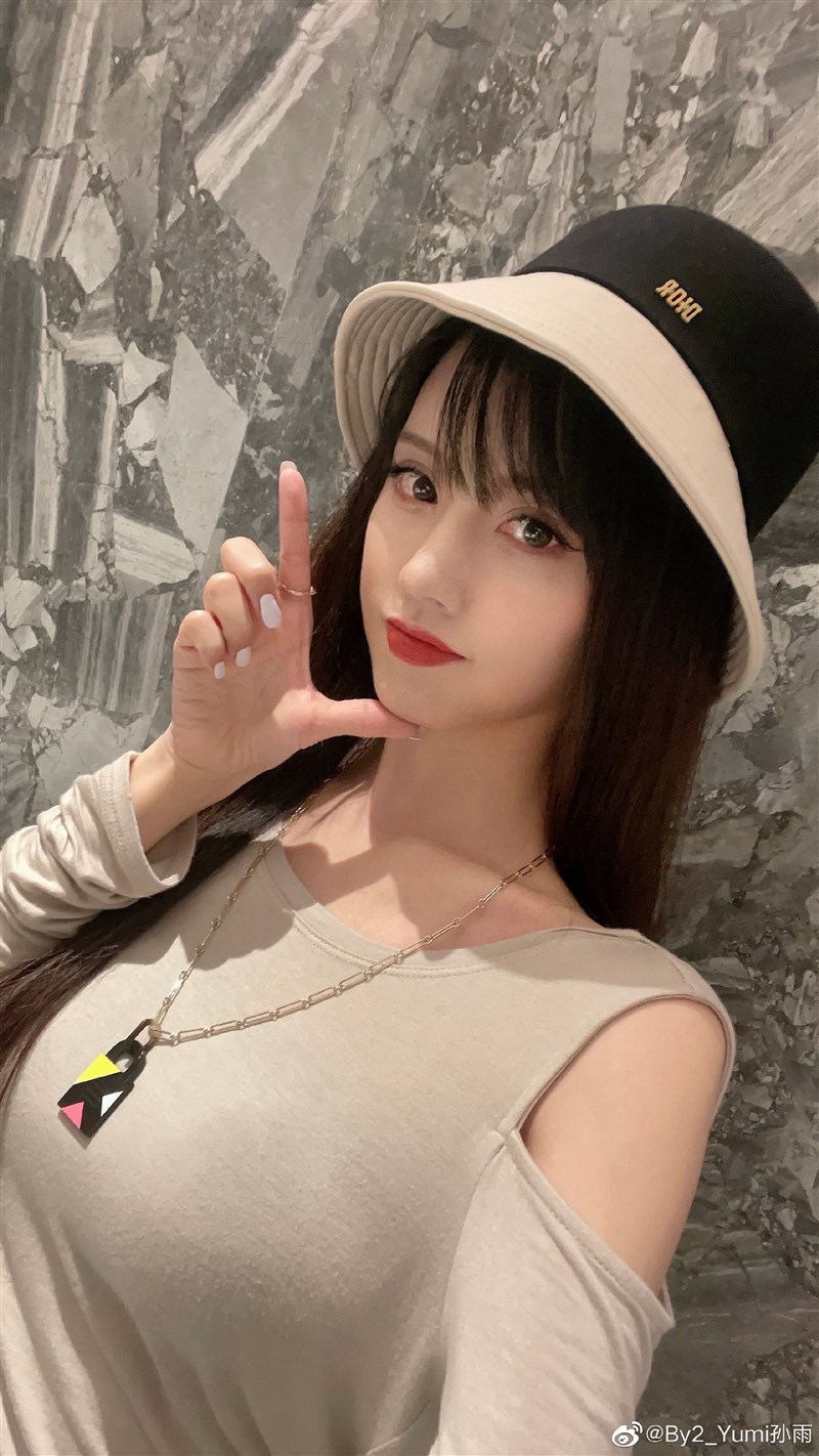By2成員孫雨Yumi(圖)發文否認介入王力宏婚姻並稱已刪除微信聯絡方式,李靚蕾隨後則貼出疑似孫雨的照片反擊。(圖取自孫雨微博網頁weibo.com)