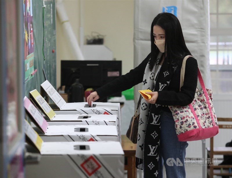 重啟核四、反萊豬、公投綁大選及三接遷離公投案18日投票,民眾上午前往投票所投票,將公投票投入票匭。中央社記者張新偉攝 110年12月18日