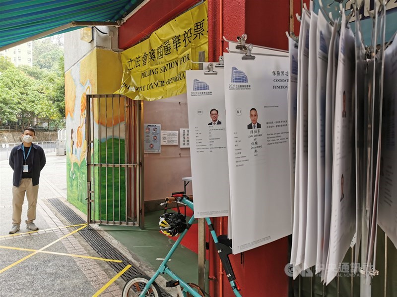 香港立法會選舉19日舉行，在泛民缺選下，外界普遍預期投票率不高。圖為新界大圍一個投票站，早上投票人數不多。中央社記者張謙香港攝 110年12月19日