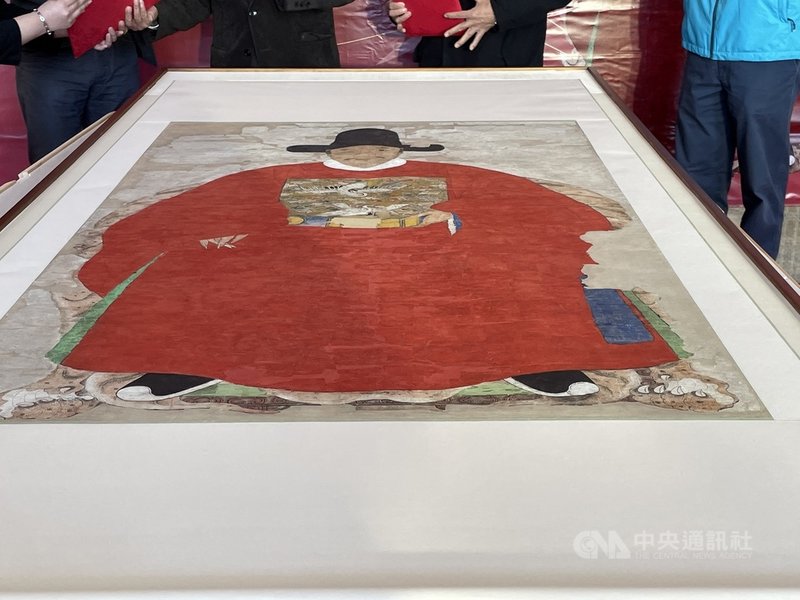 金門首件國家重要古物的「蔡復一畫像」19日在金門歷史民俗博物館亮相,縣府文化局表示,這幅畫作完成年代可上溯明朝天啟年間(西元1625年),可說是台灣地區最早的明代祖先畫像。中央社記者黃慧敏攝 110年12月20日