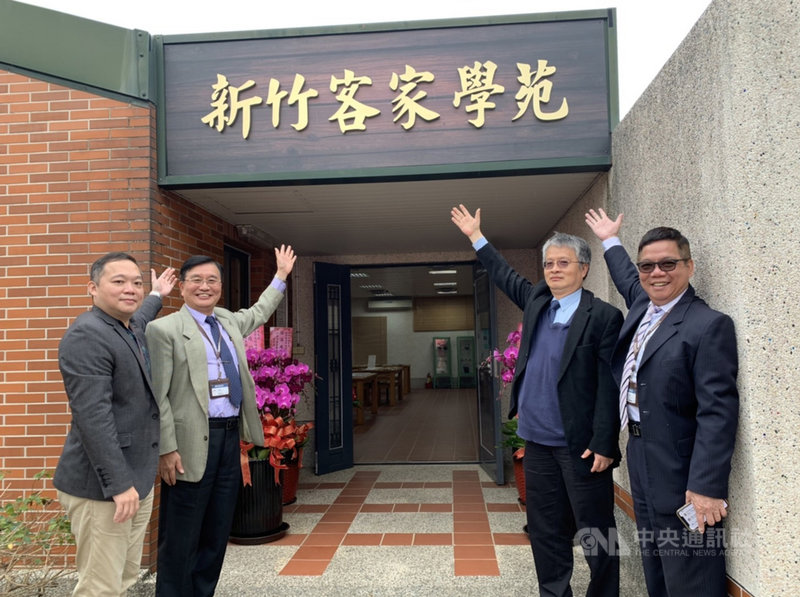 明新科技大學與新竹縣政府合作成立「新竹客家學苑」,20日揭牌,將為傳承客家文化、復振客語的發展基地。明新科大祕書長陳永忠(右起)、校長劉國偉、特助張華堂及進修推廣處處長白東岳等人出席。中央社記者郭宣彣攝 110年12月20日