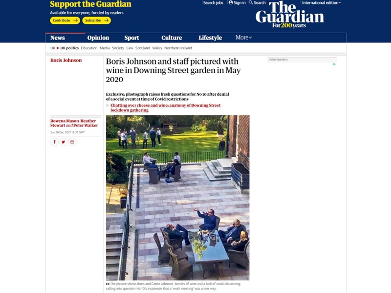 英國「衛報」去年12月刊登首相強生與10多人於2020年封城期間,在唐寧街官邸飲酒開趴照片。(圖取自衛報網頁theguardian.com)