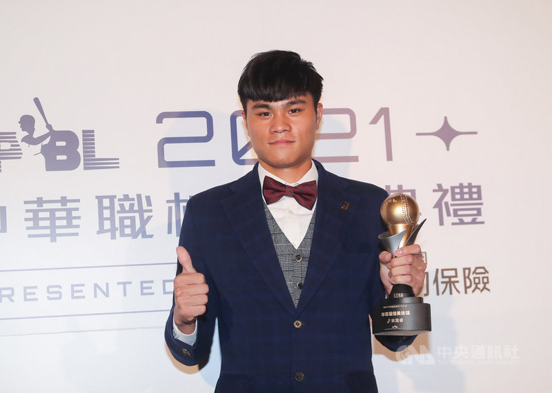 中華職棒中信兄弟隊19歲外野手宋晟睿(圖)10月3日出賽,沒收味全龍隊強打吉力吉撈.鞏冠的全壘打,拿下年度最佳美技獎,宋晟睿20日在頒獎典禮喊出明年球季目標,希望可以拿下金手套,甚至想要挑戰新人王獎項。中央社記者裴禛攝 110年12月20日