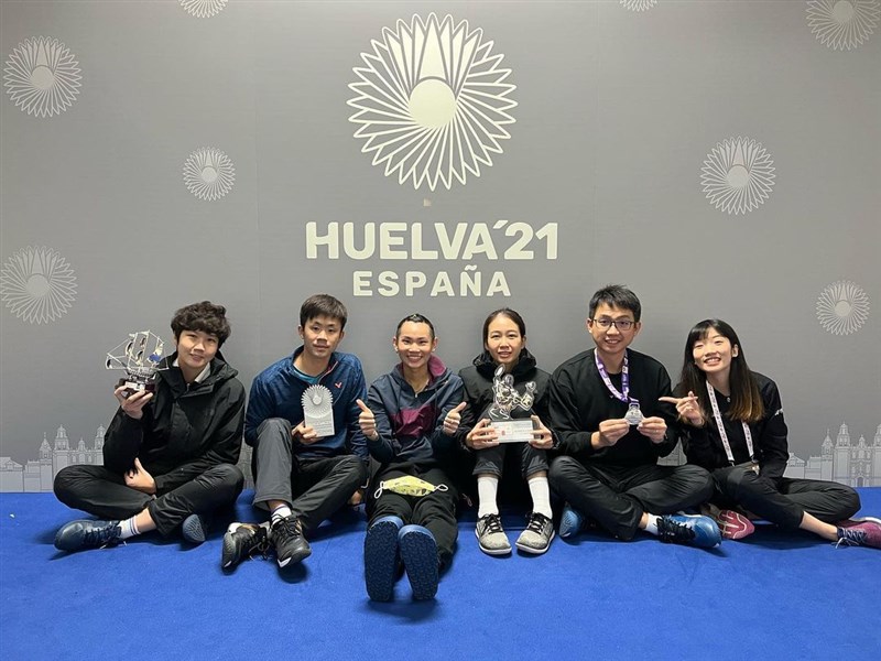 世界球后戴資穎（左3）19日拿下世界羽球錦標賽女單銀牌，在Instagram分享與團隊和獎牌的合照。（圖取自instagram.com/tai_tzuying）