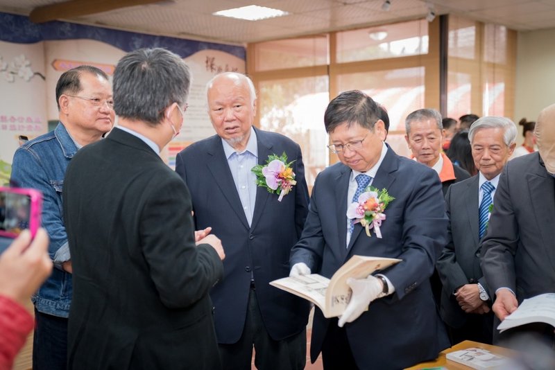 明新科技大學與新竹縣政府合作成立「新竹客家學苑」,20日揭牌,縣長楊文科(前右)出席並參觀。(明新科大提供)中央社記者郭宣彣傳真 110年12月20日
