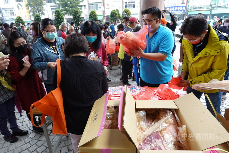屏東縣養豬協會為力挺台灣豬肉產業，20日舉辦國產健康豬肉推廣促銷活動，現場準備逾2000斤的豬肉，30分鐘就賣完。中央社記者李卉婷攝  110年12月20日