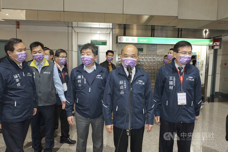 行政院長蘇貞昌(前右2)、衛福部長陳時中(前右3)等人20日到桃園國際機場視察;蘇貞昌表示,春節期間民眾有很多機會相聚,呼籲民眾配合政府防疫規範,只有大家徹底做到,才能保護自己、家人、國家及社會。中央社記者吳睿騏攝 110年12月20日