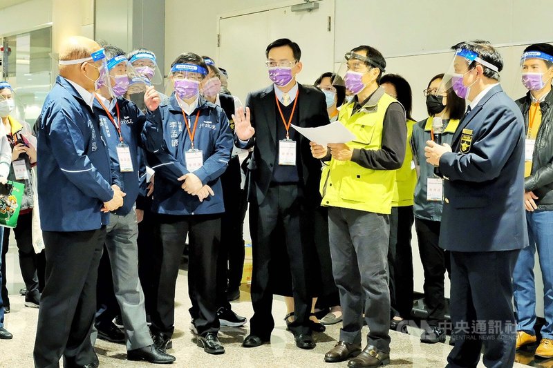 行政院長蘇貞昌(左)20日前往桃園國際機場視察,聽取桃園國際機場公司總經理但昭璧(前右2)及疾管署北區管制中心主任巫坤彬(前右)簡報。中央社記者吳睿騏桃園機場攝 110年12月20日