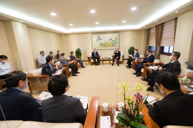行政院長蘇貞昌(中右)20日召開擴大防疫會議,針對國內外疫情狀況、國內疫苗施打情形、防疫旅宿群聚案,及春節檢疫專案整備情形等議題進行討論。(行政院提供)中央社記者陳俊華傳真 110年12月20日