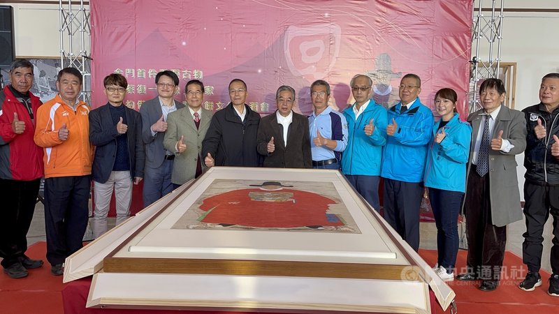 在金門縣副縣長李增財(中)和蔡氏宗親會代表等人見證下,金門首件國家重要古物的「蔡復一畫像」已在冬至前於金門歷史民俗博物家亮相,將於111年1月展出。中央社記者黃慧敏攝 110年12月20日