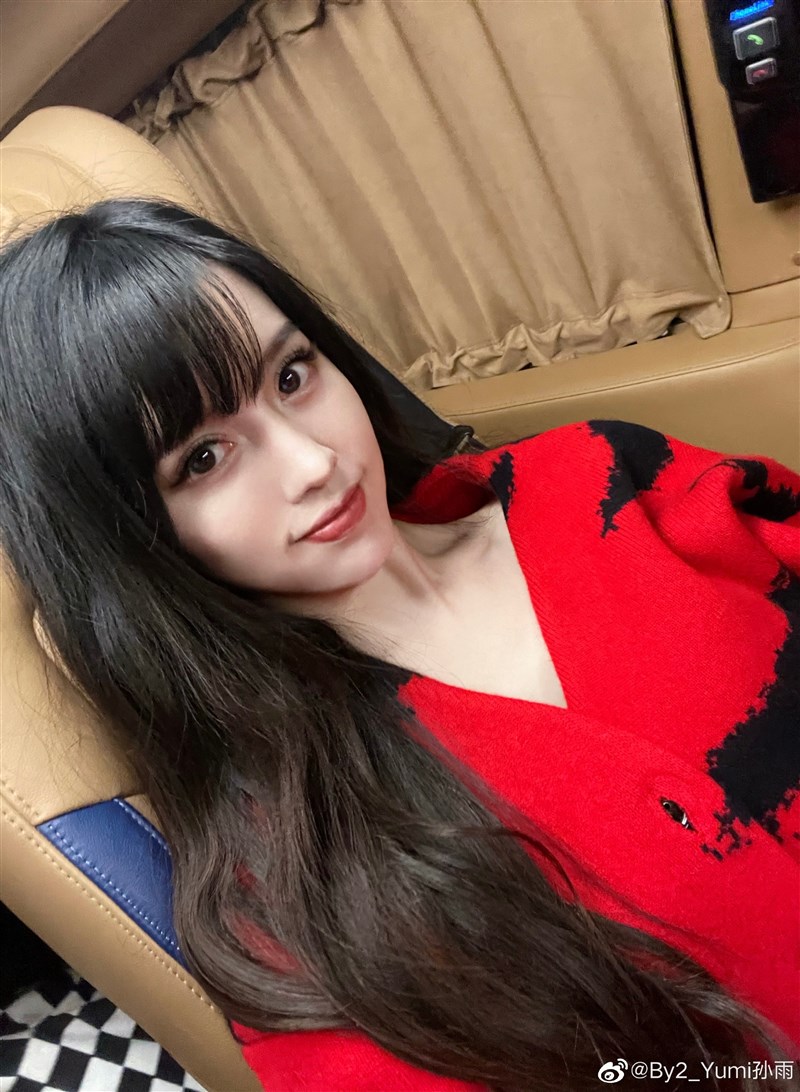 王力宏前妻李靚蕾指控王力宏私生活混亂,被網友揣測捲入婚變的By2妹妹孫雨(圖)19日晚間承認,曾在王力宏婚前交往。(圖取自By2_Yumi微博網頁weibo.com)