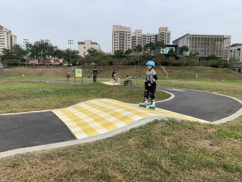 高雄首座寶業里滯洪池遊戲場啟用 地方 中央社CNA