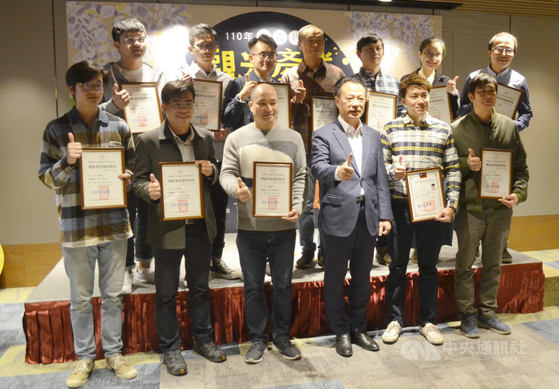 嘉義縣文化觀光局21日舉辦110年觀光產業輔導成果發表會,縣長翁章梁(前右3)會中頒發嘉義縣166觀光產業發展協會成立及幹部當選證書。中央社記者蔡智明攝 110年12月21日