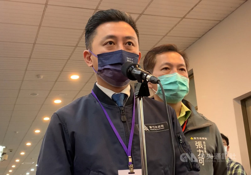 對於外界質疑推動縣市合併是獨厚新竹，台北市長柯文哲批評是為了選舉；新竹市長林智堅（左）21日對此表示，柯文哲應該要有同理心，要理解家鄉新竹人的期待，不要讓大家心寒。中央社記者郭宣彣攝  110年12月21日
