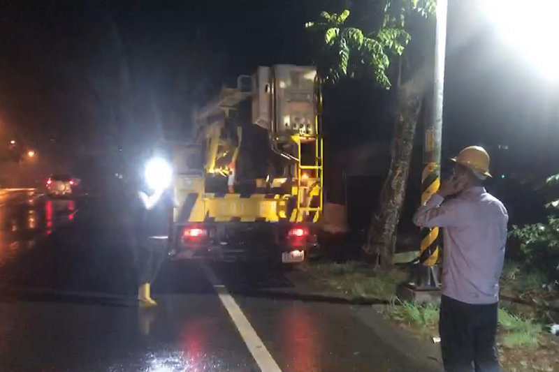 台南市楠西區及玉井區部分地區21日晚間在發生地震後，約有1萬多戶停電，所幸沒有造成重大災情，台電獲報隨即派員漏夜冒雨搶修。（讀者提供）中央社記者楊思瑞台南傳真  110年12月21日