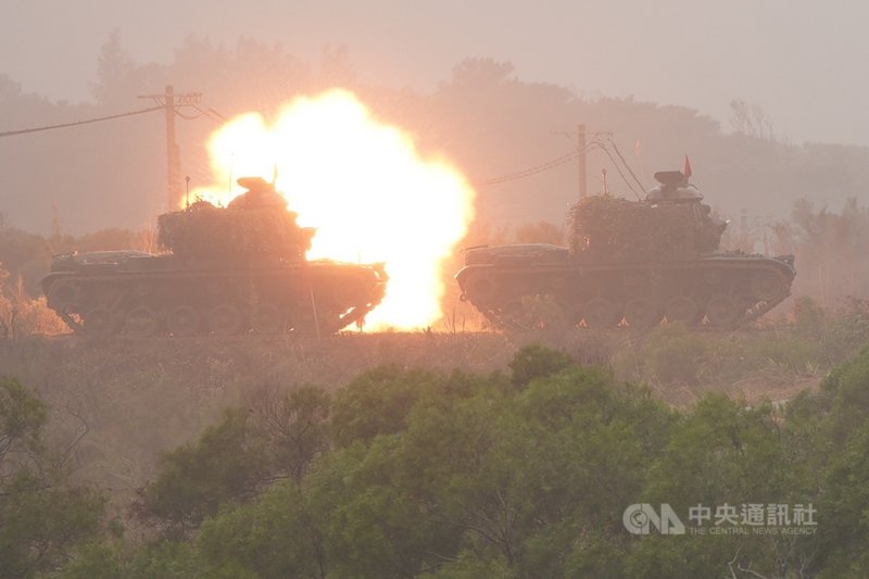 陸軍裝甲兵訓練指揮部21日在新竹坑子口靶場舉辦「戰車排專精訓練」媒體參訪活動,安排戰車行進間射擊,展示戰力。中央社記者徐肇昌攝 110年12月21日