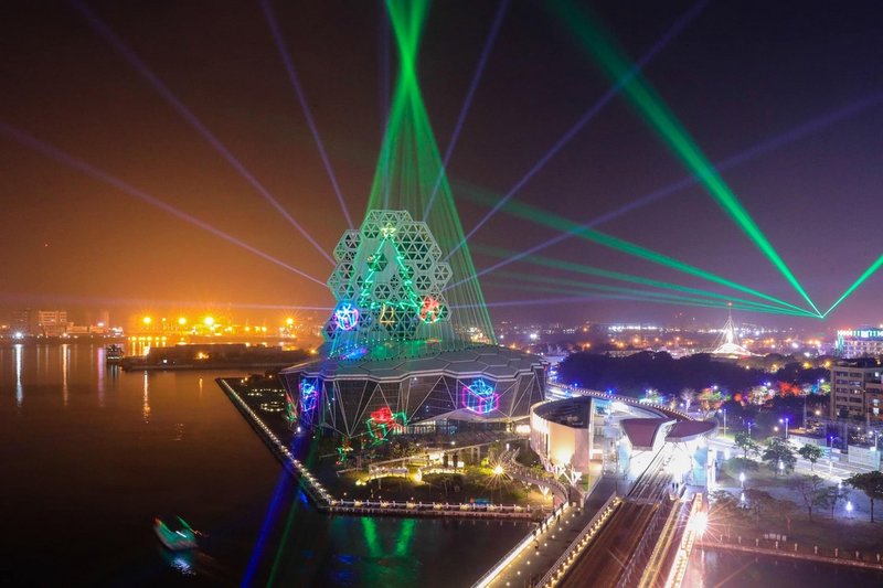 2022台灣燈會在高雄,為迎接耶誕節,高雄市政府以耶誕元素的光影投射在高雄流行音樂中心建物上,打造為耶誕主燈,23日起每晚固定時段展演。(高雄市文化局提供)中央社記者蔡孟妤傳真 110年12月21日