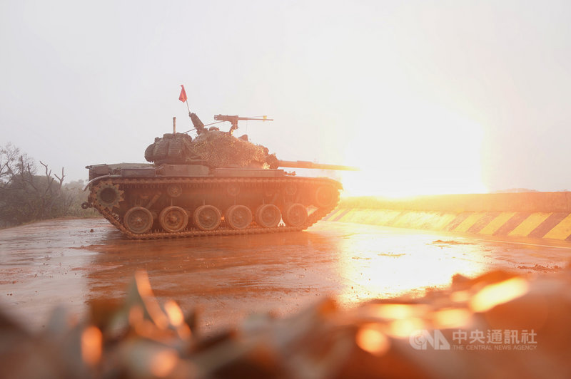 陸軍裝甲兵訓練指揮部21日在新竹坑子口靶場舉辦「戰車排專精訓練」媒體參訪活動,讓媒體近距離觀看實兵、實車、實彈演練。中央社記者徐肇昌攝 110年12月21日