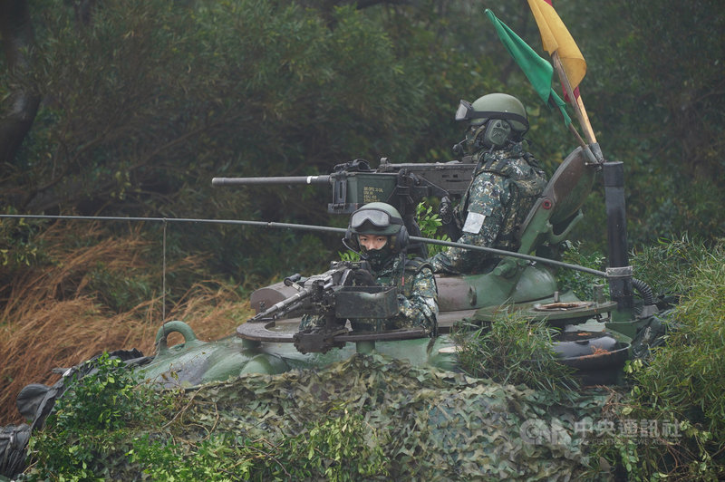 陸軍裝甲兵訓練指揮部21日舉辦「戰車排專精訓練」媒體參訪活動,以實兵對抗演練,展現裝甲兵部隊作戰打擊能力。中央社記者徐肇昌攝 110年12月21日