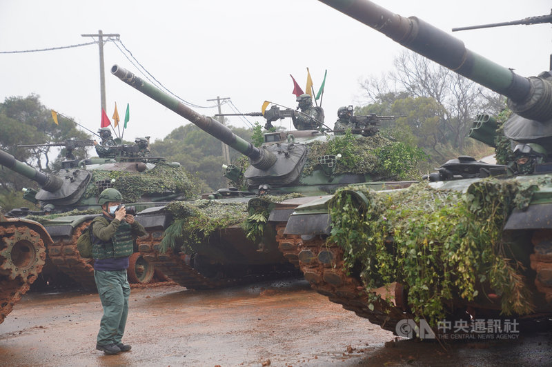 陸軍裝甲兵訓練指揮部21日舉辦「戰車排專精訓練」媒體參訪活動,演練後,供媒體拍攝戰車。中央社記者徐肇昌攝 110年12月21日