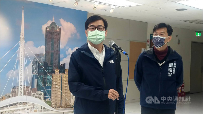 中廣董事長趙少康20日在網路節目說「高雄人逼所有台灣人吃萊豬」言論惹議,高雄市長陳其邁(左)21日在市政會議後受訪表示,這是民主邏輯錯誤,選舉結果出爐,就應相信、尊重民主。中央社記者蔡孟妤攝 110年12月21日