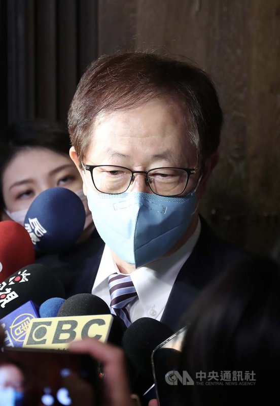 重啟核四、三接遷離公投案並未通過,鴻海創辦人郭台銘認為明年一定會缺電,對此,台積電董事長劉德音(圖)表示,短期問題需要政府民間合力、超前部署,綠能建置達標前要共度過渡期。中央社記者吳家昇攝 110年12月21日