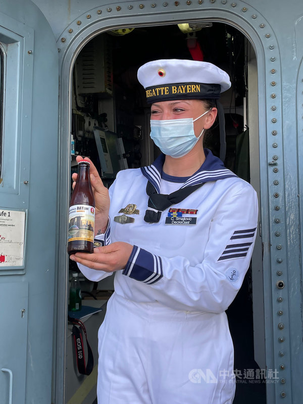 德國布蘭登堡級巡防艦「巴伐利亞號」停靠新加坡，21日舉行歡迎式，備有特製款啤酒供官兵飲用。中央社記者侯姿瑩新加坡攝 110年12月21日