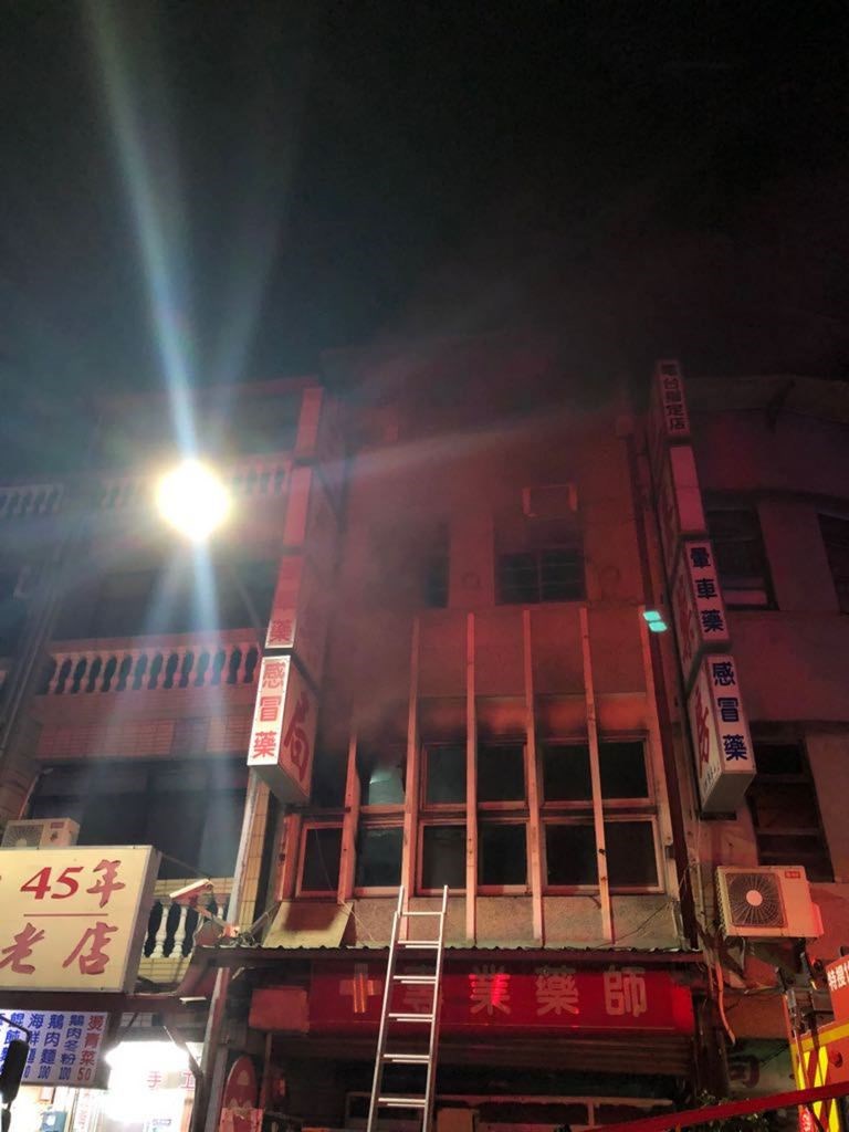 台東市新生路上秀泰影城對面的三泰藥房21日凌晨1時許發生火警，60餘歲游姓男屋主自行逃出，消防人員從屋內被救出3人，但游妻及1名外籍女看護送醫不治。（民眾提供）中央社記者李先鳳傳真 110年12月21日