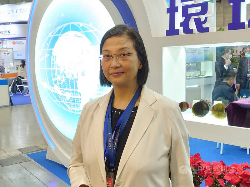 環球晶董事長徐秀蘭22日出席國際光電大展,她說環球晶明年碳化矽(SiC)及氮化鎵(GaN)化合物半導體產能將同步倍增。中央社記者張建中攝 110年12月22日