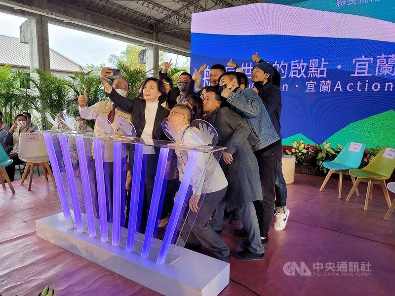 宜蘭縣長林姿妙(前中)22日以「航向世界的啟點.宜蘭」為主題,舉辦就職3週年記者會,邀請13名青年代表暢談對宜蘭未來期許,聆聽青年們心聲。林姿妙會後拿手機和青年代表玩自拍,拉近彼此距離。中央社記者沈如峰宜蘭攝 110年12月22日