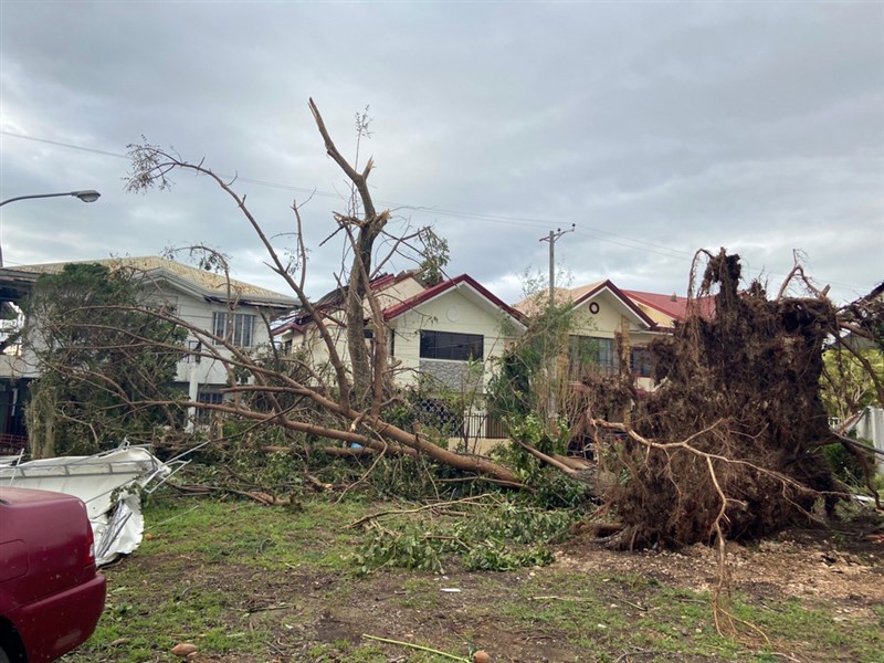 超級颱風雷伊16日重創菲律賓中部和南部，各地缺水缺電，急需民生物資救援。圖為菲國中部宿霧地區災情。（僑胞提供）中央社記者陳妍君馬尼拉傳真 110年12月22日