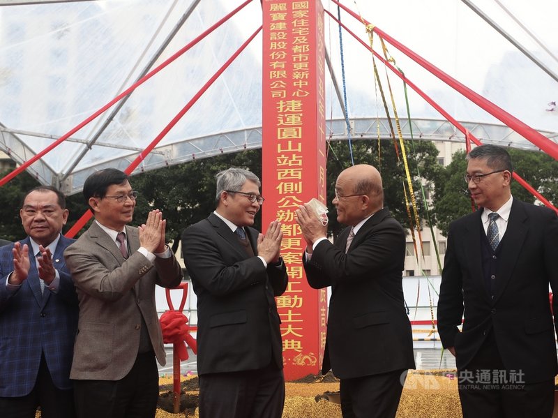 行政院長蘇貞昌(右2)22日上午在台北出席「捷運圓山站西側公辦都更案」開工動土典禮,眾人互相問候,期許開工順利。中央社記者吳家昇攝 110年12月22日