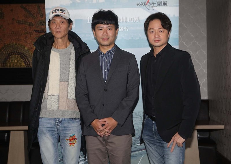 公視人生劇展「濱西小鎮」22日舉辦媒體茶敘,導演吳曉峰(中)與演員喜翔(左)、鄭有傑(右)出席暢聊拍攝趣聞。(公視提供)中央社記者葉冠吟傳真 110年12月22日