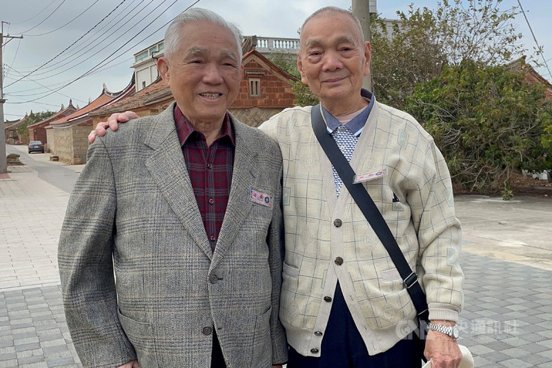 金門縣文化局3本南海部隊相關著作獲得國史館台灣文獻館獎勵,書中2名老兵張細山(左)、邱水金(右)跟著作者出席分享會並走訪當年駐紮地。中央社記者黃慧敏攝 110年12月22日