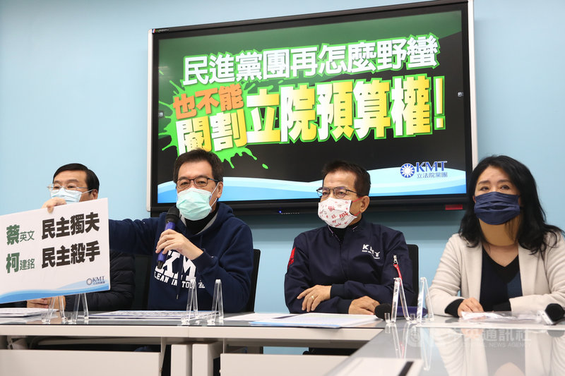 國民黨立法院黨團22日在立法院舉行記者會,由總召費鴻泰(左2)主持、立委賴士葆(右2)、李貴敏(右)、曾銘宗(左)等人出席,針對民進黨團日前將總預算案自委員會抽出逕付二讀,並經立法院會表決通過一事,譴責民進黨剝奪立委審查的權利。中央社記者王騰毅攝 110年12月22日