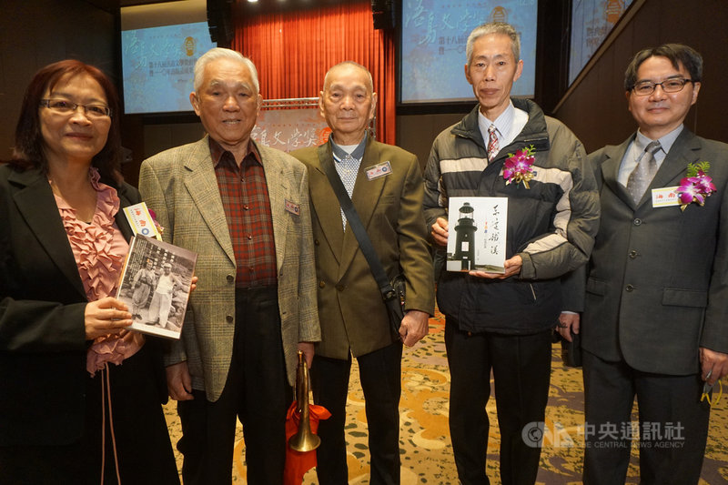 金門縣文化局3本南海部隊相關著作獲得國史館台灣文獻館獎勵,書中2名老兵張細山(左2)、邱水金(中)出席分享會,作者高丹華(左)、林健華(右2)與袁興言(右)對老兵受到怠慢,感到不捨。中央社記者黃慧敏攝 110年12月22日